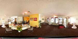 une grande salle avec une salle d'attente et un salon dans l'établissement Aparthotel Kupferkanne, à Todtmoos