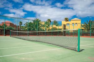 a tennis net on a tennis court in front of a house at El Jasmine in Corralejo