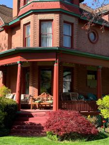 Imagem da galeria de Guest Suite at The Red House basement attached with private entrance em Salt Lake City