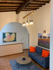 Uma área de estar em Scala Family Home