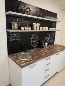 Imagem da galeria de Pansion Bencun em Međugorje mais 38 fotografias