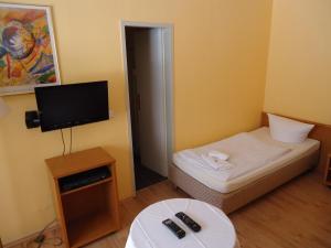Tempat tidur dalam kamar di Hotel Ottersleben