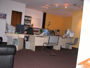 un bureau avec un bureau, deux chaises et un ordinateur dans l'établissement Aparthotel Kupferkanne, à Todtmoos