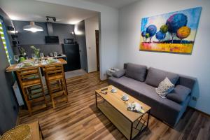 - un salon avec un canapé et une table dans l'établissement Apartament Kustronia z Garażem, à Bielsko-Biała