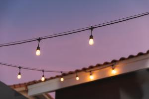 a string of lights on top of a roof at La Casita Torres in Oranjestad +1 photo