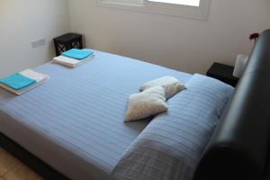 En eller flere senge i et værelse på Estia Luxury Maisonette