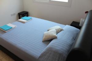 Postel nebo postele na pokoji v ubytování Estia Luxury Maisonette + 34 fotografií