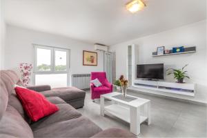 Televízia a/alebo spoločenská miestnosť v ubytovaní Sweet Apartment Tony