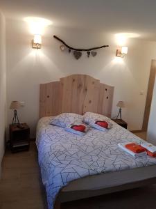 1 dormitorio con 1 cama con 2 almohadas en Les Lavandes d'Estoublon en Estoublon