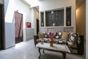 un soggiorno con divano e tavolo di Amalia City Rooms a Chio (Chios)