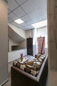 Amalia City Rooms في خيوس: غرفة معيشة مع أريكة في غرفة