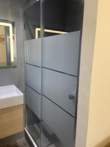 a glass shower in a bathroom with a sink at Double Studios Indépendant, Hyper Centre, WIFI in Hyères +14 photos