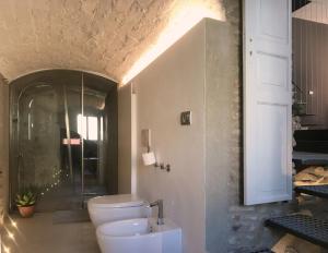 ein Badezimmer mit einem weißen WC und einem Waschbecken in der Unterkunft Case Antico Comune in San Lorenzo al Mare