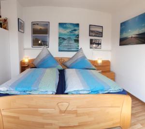 a bedroom with a bed with blue and white pillows at Zwei ruhige, private Gästezimmer nahe U-Bahn in Nürnberg