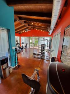 Fitness centrum a/nebo fitness zařízení v ubytování La Posada Hotel