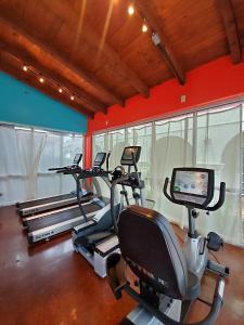 Fitness centrum a/nebo fitness zařízení v ubytování La Posada Hotel
