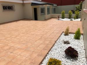 eine Terrasse mit weißen Felsen und einer Auffahrt in der Unterkunft Casa en la Laguna in La Laguna