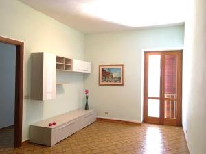 a white room with a table and a window at Appartamento Via Mentana in Scicli