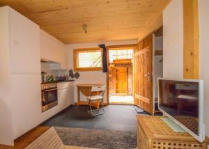 a tiny house with a kitchen and a living room at Elin 2 in Bagnes