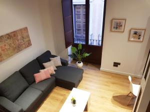 sala de estar con sofá y mesa en Apartamentos Granada Deluxe 3000, en Granada