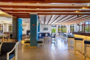 Un restaurante con mesas y sillas y un bar. en Mirachoro Portimao, en Portimão