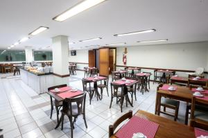 Um restaurante ou outro lugar para comer em Montblanc Hotel