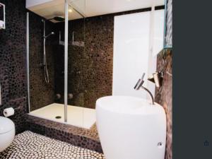 Grace Hotel & Studios tesisinde bir banyo