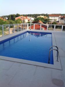 Basen w obiekcie Hotel Livadic & Restaurant lub w pobliżu