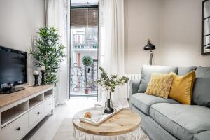 ein Wohnzimmer mit Couch und Tisch in der Unterkunft Anamar in Pamplona