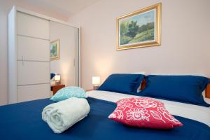 a bedroom with a bed with two pillows on it at Apartman Herhenreder in Stari Grad