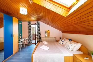 Posteľ alebo postele v izbe v ubytovaní Vacation house Anna + 37 fotografií