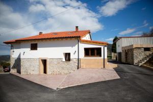 una gran casa blanca con entrada en Ca Roxa, en Pravia