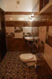 een badkamer met toilet en wastafel bij Alleppey - The Beach Home in Alleppey