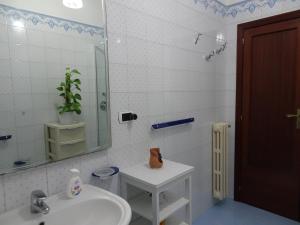 ein Bad mit einem Waschbecken und einem Spiegel in der Unterkunft B&B DODO in Salerno