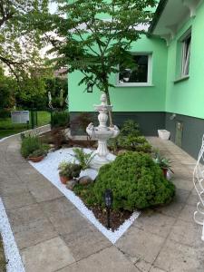 Zahrada ubytování Vila Lesce with heated outdoor pool