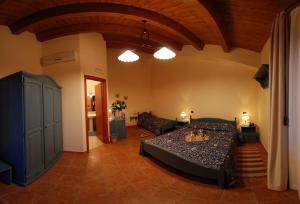 a living room with a bed and a couch at Turismo Rurale Al Benefizio in Monforte San Giorgio Marina