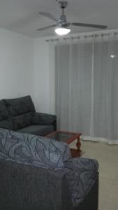 sala de estar con sofá y ventilador de techo en Apartamento 3 Hab. en el Parador, en Aguadulce