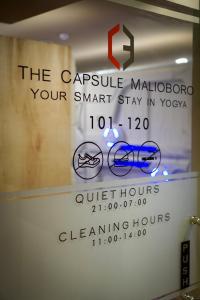 een bord dat zegt de capsule malibu malibu uw slimme verblijf in bij The Capsule Malioboro in Yogyakarta