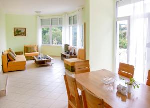 a living room with a table and chairs at Villa Rossa in Utjeha