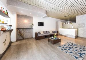uma sala de estar com um sofá e uma mesa em Hotel Miramare em Marotta