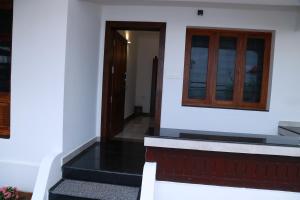 een trap naar een deur in een huis bij Alleppey - The Beach Home in Alleppey +1 foto