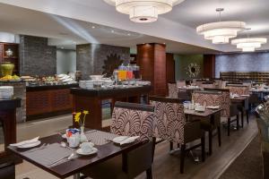A restaurant or other place to eat at ANEW Hotel Witbank Emalahleni