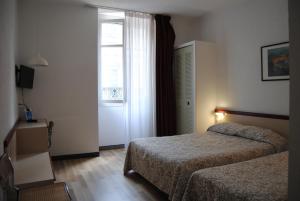 Postel nebo postele na pokoji v ubytování Hôtel Royal