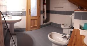 ラ・トゥイールにあるMansarda - La Thuile Frazione Buicのトイレと洗面台のあるバスルーム