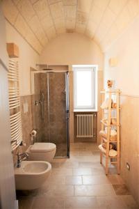 a bathroom with a shower and a toilet and a sink at Villa Vittoria in Cisternino