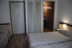 Postel nebo postele na pokoji v ubytování Hôtel Royal