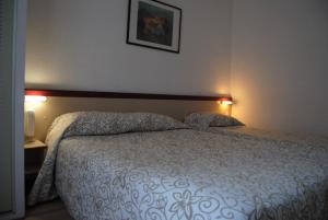 Postel nebo postele na pokoji v ubytování Hôtel Royal