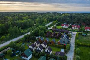z góry widok na wioskę z domami i drogą w obiekcie Milagro Baltico w Dębkach