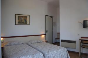 Postel nebo postele na pokoji v ubytování Hôtel Royal