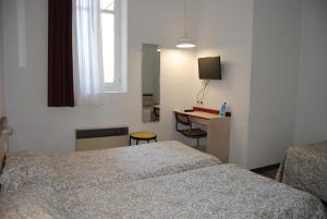 Postel nebo postele na pokoji v ubytování Hôtel Royal + 37 fotografií